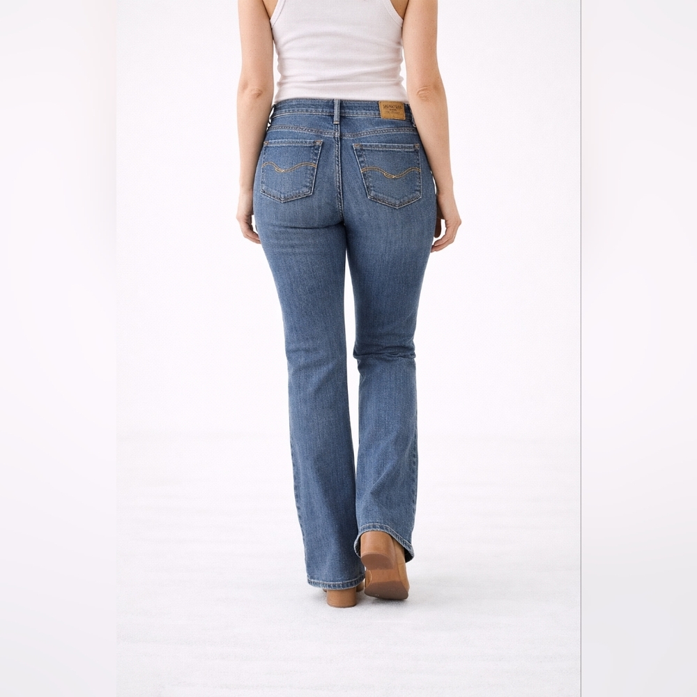 Levi Strauss Signature Bootcut Jeans Womens 6 (28x32) Medium Wash Classic Denim - Picture 3 of 11